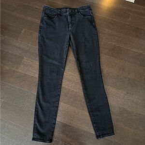 Black High-Rise Jegging